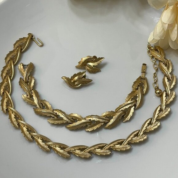 CROWN TRIFARI LEAF DESIGN DEMI-PARURE (NECKLACE, BRACELET, EARRINGS) - Picture 1 of 9